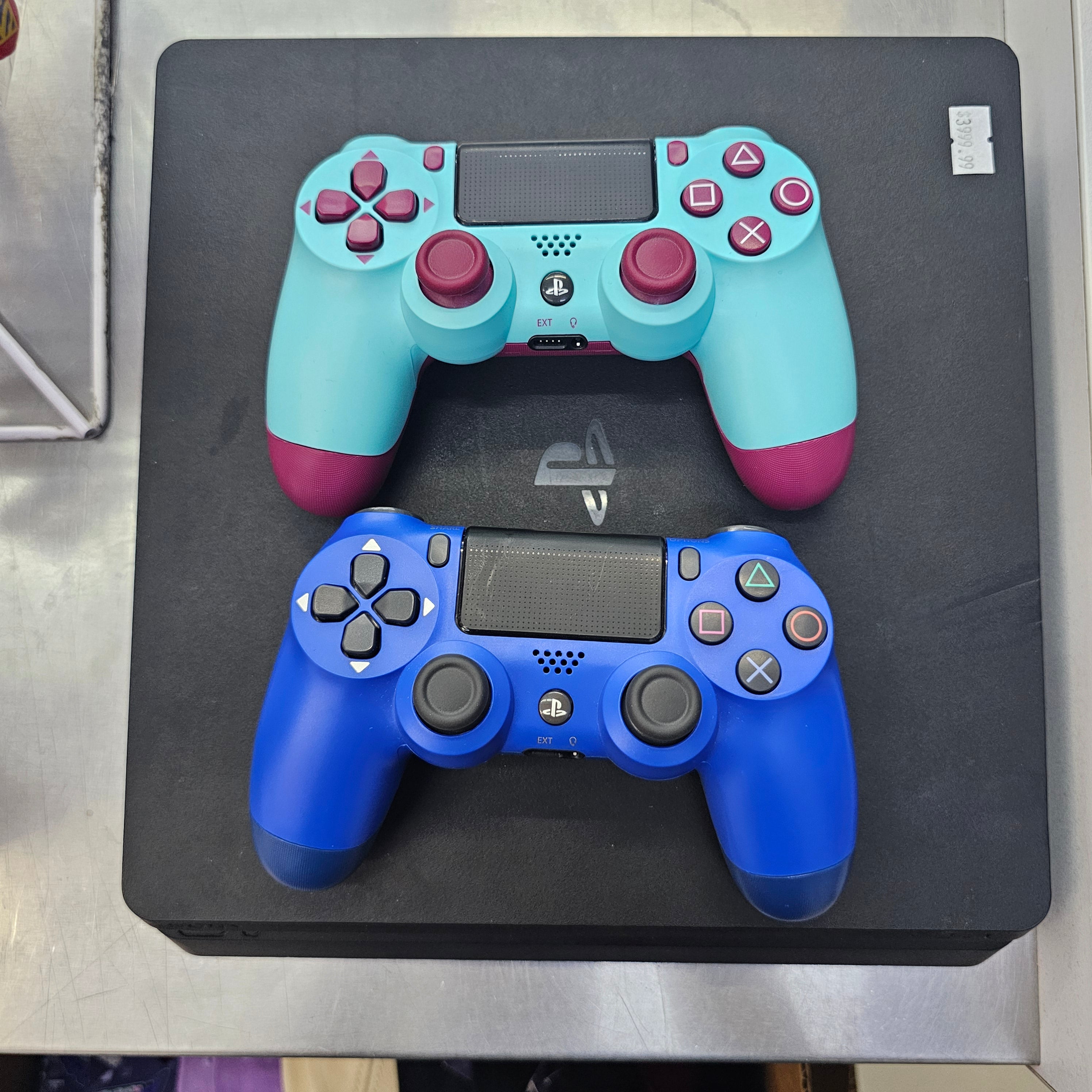 Consola Ps4 Slim 1TB Usada + 2 Controles + Juego a Elegir Usado  de $499.99 o menos